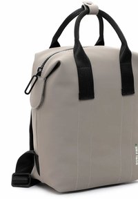 Graue wasserfeste Tasche mit schwarzen Griffen und einem verstellbaren schwarzen Tragegurt. Sie hat einen Reißverschluss, seitliche Nähte und ein Logo-Detail.