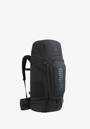 Schwarzer Rucksack mit einem Deckel, verstellbaren Trägern, mehreren Seitentaschen und einem großen Hauptfach. Mit dem Logo "nomad" gut sichtbar.