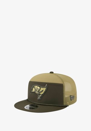 Olivgrüne Snapback-Mütze mit einem braunen vorderen Panel, das ein gelbes gesticktes Totenkopf- und Kreuzbones-Logo zeigt. Netzrücken und flaches Schilddesign.