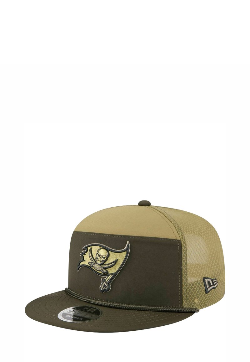 Casquette de baseball vert olive avec une visière plate structurée. Elle présente un dos en maille, un logo pirate brodé à l'avant et un accent logo sur le côté.
