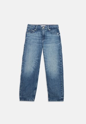 Jean en denim bleu à coupe décontractée, avec bouton frontal, fermeture éclair et design à cinq poches, étalé à plat sur un fond blanc.