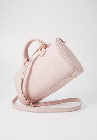 Ροζ δερμάτινη τσάντα χειρός με υφή, με επάνω λαβή, ρυθμιζόμενο ιμάντα ώμου, χρυσές λεπτομέρειες και ανάγλυφο λογότυπο.