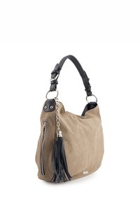 Tote tas in tan suede met een zwarte leren schouderband. Heeft een ritszak met zilverkleurige hardware en een zwarte leren kwastaccent.