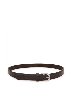 Ceinture en cuir marron foncé avec boucle argentée, petit motif cousu et trous réglables sur fond blanc.