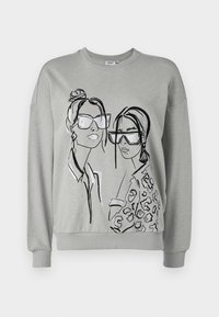 Sudadera gris con dos figuras contorneadas que llevan gafas de sol. Una de ellas tiene un diseño de leopardo, con un escote y puños acanalados.