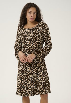 Robe imprimée léopard avec des manches longues, un col rond et une coupe décontractée. Tissu doux avec un motif contrasté de beige et de noir. Arrive au-dessus du genou.