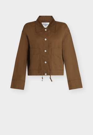 Barna gombos farmerdzseki két első zsebbel, hosszú ujjakkal, húzózsinórral az alján és hegyes gallérral.