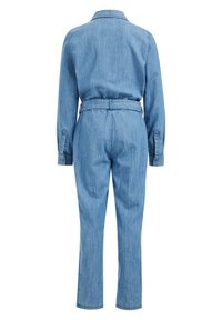 Jumpsuit in denim di colore azzurro chiaro, con vita regolabile, maniche lunghe e colletto, dalla gamba dritta e con polsini con bottoni.