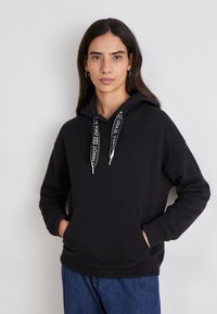 Tommy Jeans - LOGO DRAWCORD HOODIE - Sweater - black Miniatuurafbeelding 1