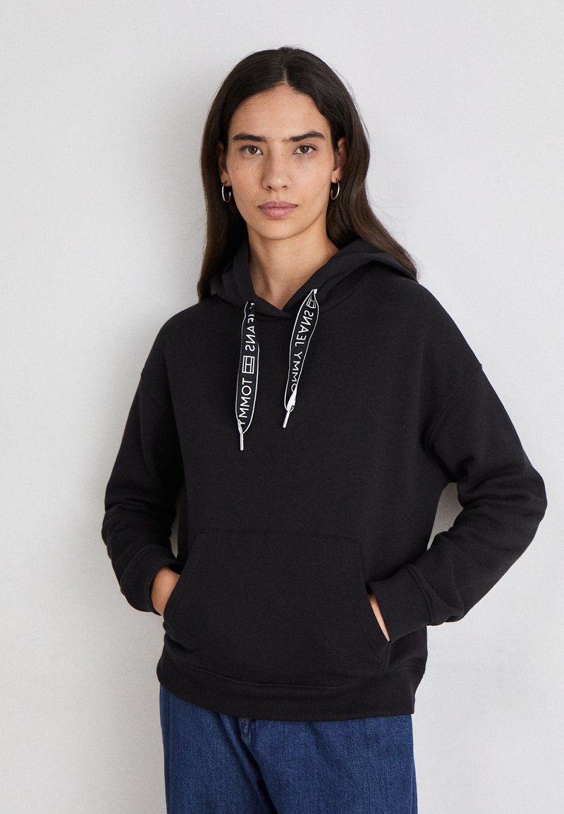 Tommy Jeans - LOGO DRAWCORD HOODIE - Collegepaita - black, Suurenna