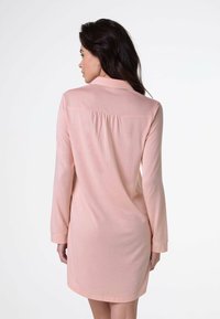 Abito lungo a maniche lunghe di colore rosa chiaro con colletto, caratterizzato da una vestibilità comoda, dettagli arricciati sulla schiena e cuciture semplici sui polsini.