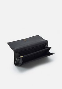 Svart läderplånbok med tryckknappsstängning, inuti finns en dragkedjaficka och flera kortfack. Slät textur, rektangulär form.