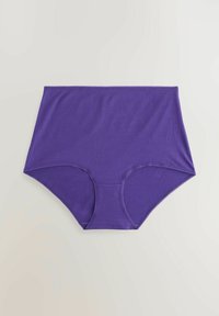 Hoge taille paarse katoenen slip met een gladde textuur, elastische tailleband en subtiele stiksels langs de randen. Geen extra patronen of accenten.