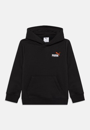Czarna bluza z kapturem, kieszenią na przodzie i małym białym logo Puma z pomarańczowym kotem na lewej piersi.