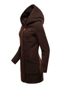 Cappotto in pile marrone con grande cappuccio, chiusura frontale con zip, tasche laterali e discreto dettaglio del logo sul petto. Presenta una silhouette aderente.