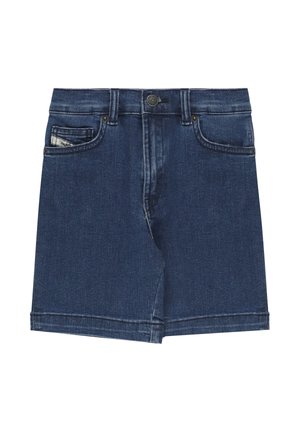 Pantaloncini in denim blu scuro con bottone frontale, passanti per cintura e tasche frontali su sfondo bianco.