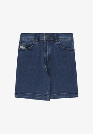 Pantaloncini in denim blu scuro con bottone frontale, passanti per cintura e tasche frontali su sfondo bianco.