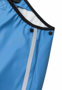 Bolsa impermeable azul con una textura brillante, que presenta un borde negro y dos botones a presión negros. Una franja plateada vertical corre a lo largo del costado.