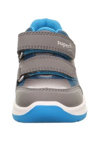 Graue und blaue Kindersneaker mit zwei Klettverschlussriemen, strukturierten Mesh-Details, gepolstertem Kragen und einer weißen Gummisohle.