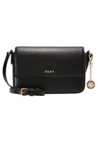 Borsa a tracolla nera DKNY realizzata in pelle testurizzata, con chiusura a pattina, logo dorato e una tracolla staccabile con accessori in oro.