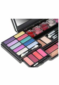 Meikkipalette, jossa on erilaisia luomiväri sävyjä violeteissa, sinisissä ja vaaleanpunaisissa sävyissä, sekä huulivärejä läpinäkyvissä astioissa ja kaksipäisiä aplikaattoreita.