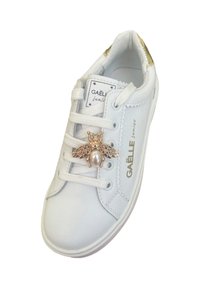 Sneaker bianco con un'impugnatura a forma di ape, perla, dettagli dorati e lacci bianchi. Esterno in pelle liscia con dettaglio del logo.