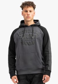 Felpa con cappuccio di colore grigio scuro con maniche raglan nere, caratterizzata da un logo testurizzato e tasca a marsupio frontale; polsini e orlo a costine.