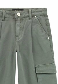 Pantaloni cargo in tessuto verde opaco, con chiusura a bottone, molteplici tasche e una texture morbida. Accenti di cuciture sottili.
