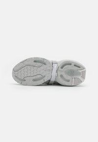 adidas Originals ZENTIC  - Sporta apavi - stone/dash grey/core black