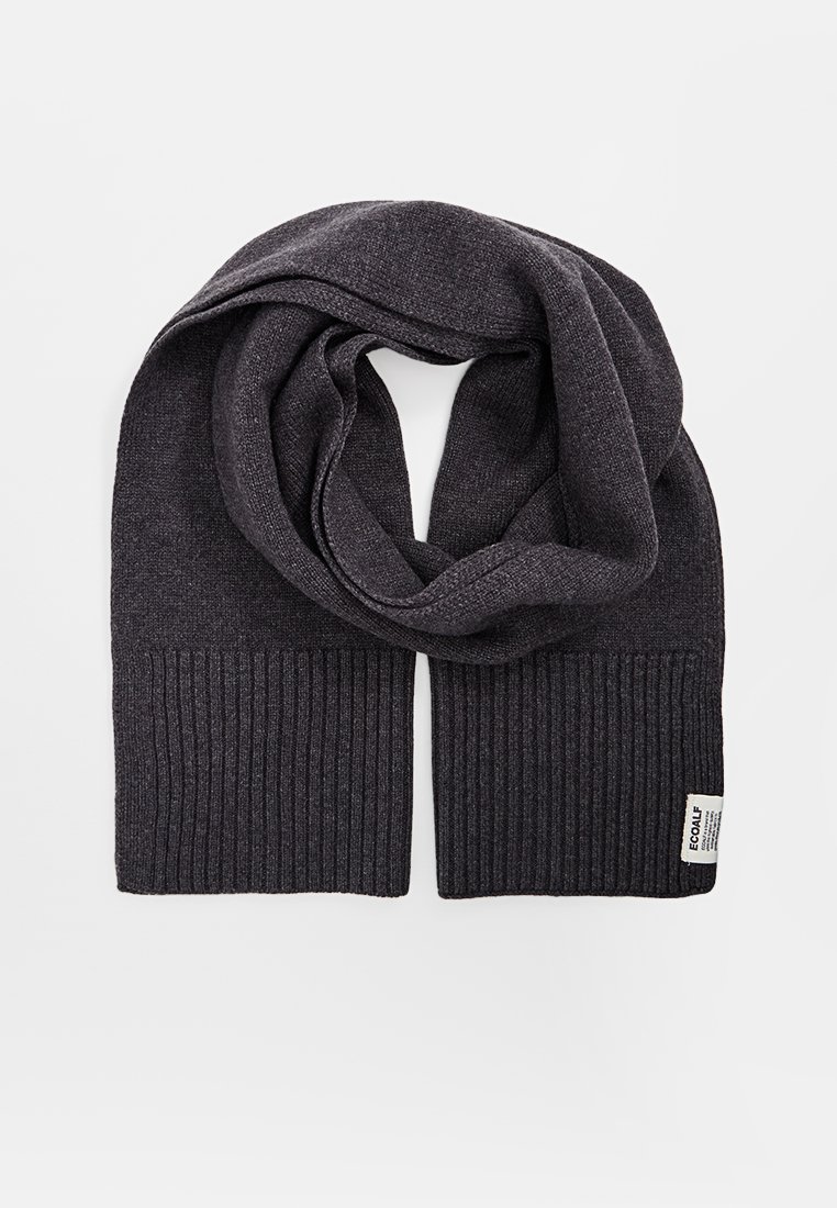 Dunkelgrauer gestrickter Schal mit gerippten Enden, der zu einer Schleife gefaltet ist, mit einem kleinen weißen Stoffetikett an einem Ende.