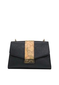 Borsa a mano in pelle nera con finitura testurizzata, caratterizzata da una prominente tracolla a motivo mappa e dettagli metallici sulla chiusura.