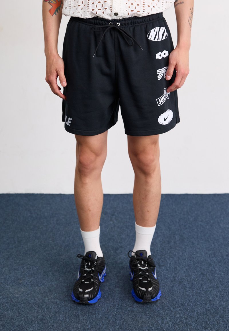 Nike Sportswear - CLUB FLOW CYCLE - Tepláky - black/white, Zväčšiť