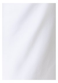 Witte katoenen stof met een gladde textuur en subtiele glans, met lichte kreukels en plooien. Naadloos en uniforme oppervlakte.