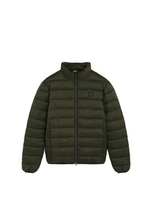 Chaqueta acolchada verde oscuro con cremallera completa en el frente, cuello alto, puños elásticos y patrón de costuras horizontales.