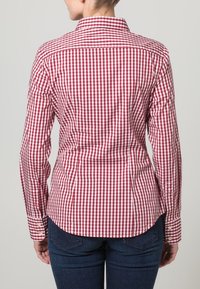 Punainen ja valkoinen ruudullinen shirt, sopiva malli pitkillä hihoilla, kaulus ja nappikiinnityksellä varustetut hihansuut. Sileä puuvillakangas, jossa on muotoon ommeltu selkä.