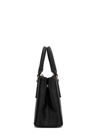 Zwarte leren handtas met een gestructureerd ontwerp, voorzien van twee korte handvatten en gouden hardware-accenten. Textuur de oppervlakte met een gladde afwerking.