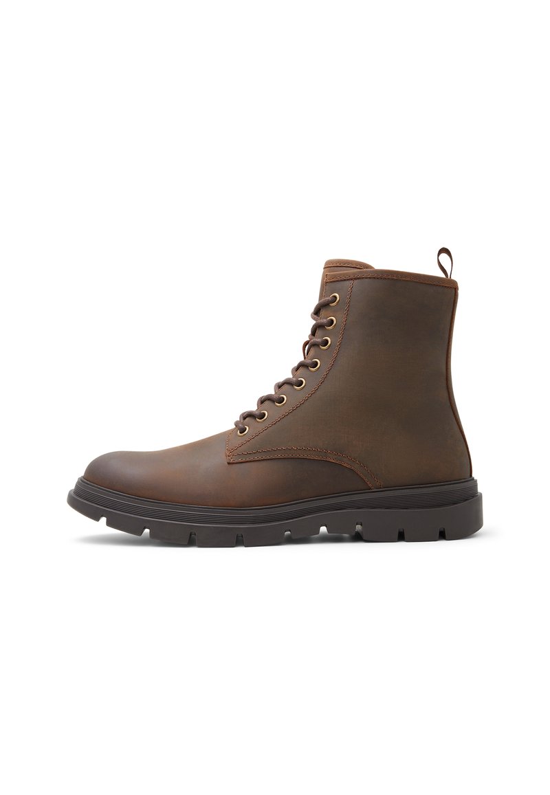 Botas de tobillo de cuero marrón con una textura suave, diseño con cordones, suela de goma y una pestaña en el talón para facilitar el uso.