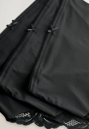 Tre sorte stofpaneler med blonder trim og dekorative sorte sløjfer øverst, der har en glat overflade og delikate syninger.