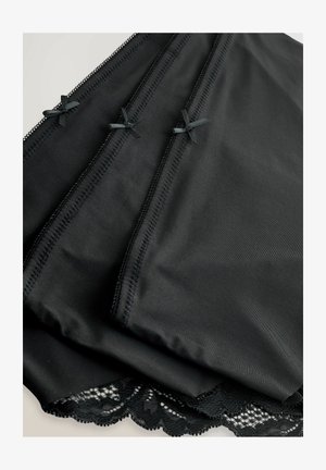 Tre sorte stofpaneler med blonder trim og dekorative sorte sløjfer øverst, der har en glat overflade og delikate syninger.