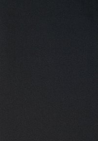 Schwarzer Textilstoff mit einer feinen Rippmusterung, der eine glatte Oberfläche und eine gleichmäßige Farbverteilung aufweist. Leicht und langlebig.