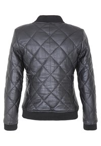 Giubbotto di pelle trapuntato nero con colletto e polsini a costine. Presenta un motivo a diamante e una silhouette aderente per un look strutturato.