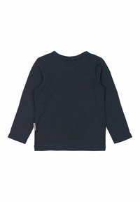 Sötétkék, hosszúujjú pamut póló, kerek nyakkivágással és varrott szegélyekkel, oldalán egy kis márkajelzéssel.