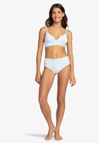 Conjunto de bikini azul claro con patrón a cuadros; la parte superior tiene un diseño de escote en V, y la parte inferior es de tiro alto con el mismo estampado.