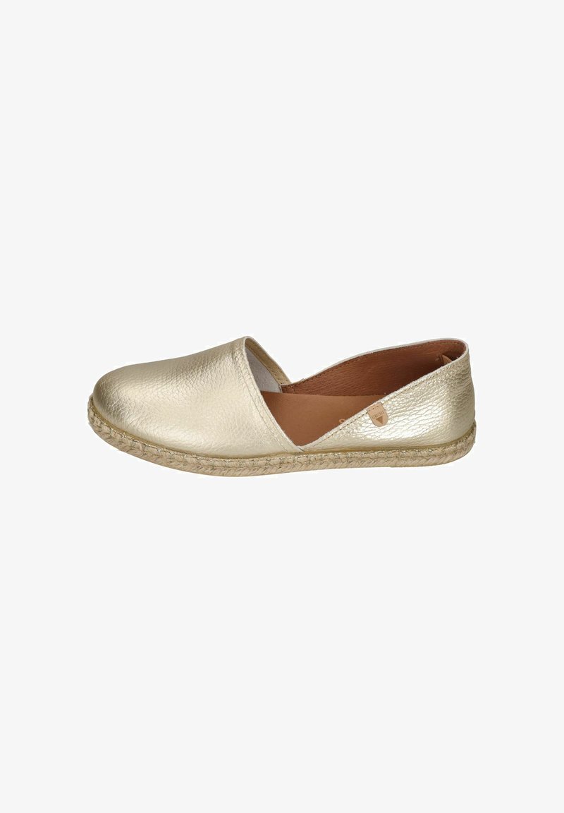 Alpargata metálica dorada tipo slip-on con parte superior de cuero texturizado y suela trenzada de yute, vista de perfil sobre fondo blanco.