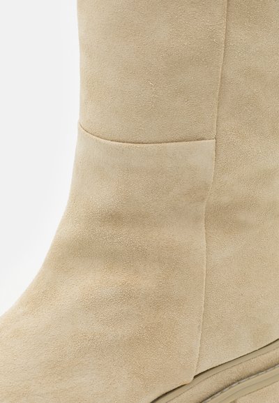 Cult Gaia HANA BOOT - Škornji z visoko peto - mushroom