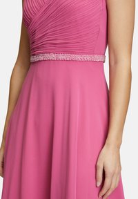 Vera Mont ABEND MIT PLISSEE - Společenské šaty - rose pink