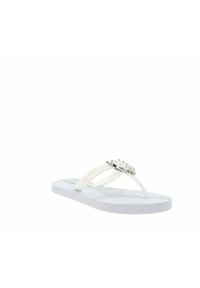 Sandalia blanca de flip-flop con tiras transparentes, que presenta un acento decorativo plateado en la parte superior. Plantilla texturizada para mayor agarre.