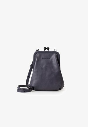 Donker leren schoudertas met een ronde vorm, voorzien van een sluiting met een clasp en een verstelbare schouderband. Gladde textuur en subtiele merkdetails.