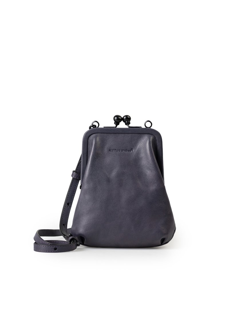 Borsa a tracolla in pelle scura con una forma arrotondata, dotata di chiusura a fermaglio e tracolla regolabile. Texture liscia e dettaglio di branding discreto.