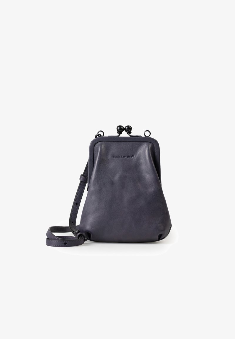 Borsa a tracolla in pelle scura con una forma arrotondata, dotata di chiusura a fermaglio e tracolla regolabile. Texture liscia e dettaglio di branding discreto.